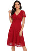 Załaduj obraz do przeglądarki galerii, Czerwona koronkowa sukienka z dekoltem w serek