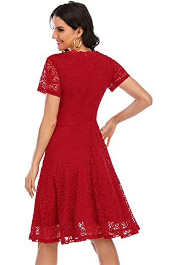 Czerwona koronkowa sukienka z dekoltem w serek