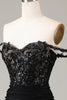 Załaduj obraz do przeglądarki galerii, Czarna Błyszcząca Sukienka Na Studniówkę Z Odkrytymi Ramionami
