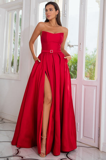 Czerwona długa sukienka na studniówkę z rozdwojonym przodem bez ramiączek