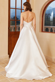 Biała satynowa suknia ślubna z rozcięciem