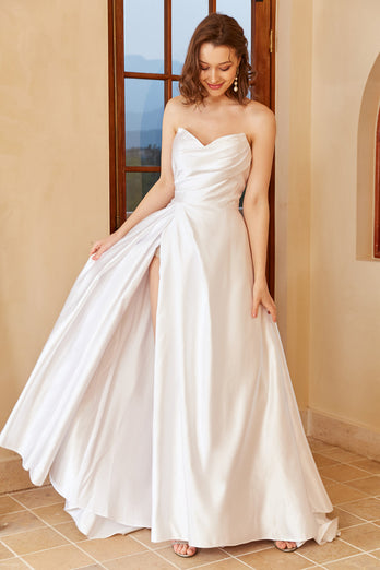 Biała satynowa suknia ślubna z rozcięciem