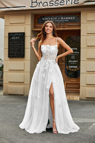 Biała tiulowa suknia ślubna w kształcie litery A z aplikacjami