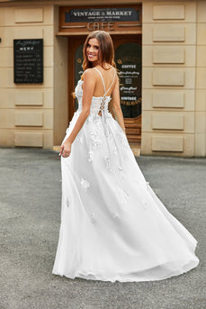 Biała tiulowa suknia ślubna w kształcie litery A z aplikacjami