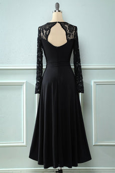 Czarna koronkowa sukienka z długim rękawem