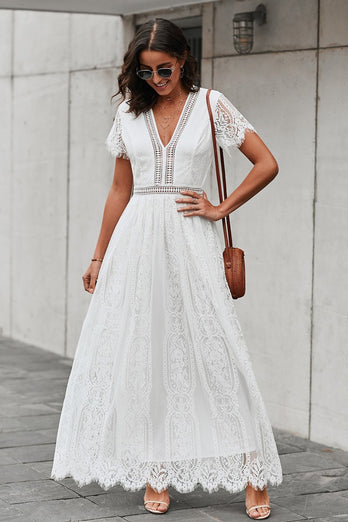 Długa biała koronkowa sukienka z dekoltem w serek