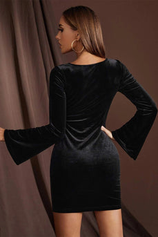 Czarna aksamitna sukienka koktajlowa z długim rękawem