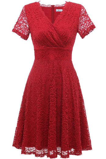 Czerwona koronkowa sukienka z dekoltem w serek