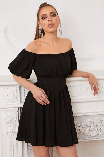 Czarna sukienka koktajlowa z ramion