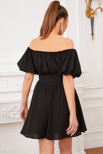 Czarna sukienka koktajlowa z ramion