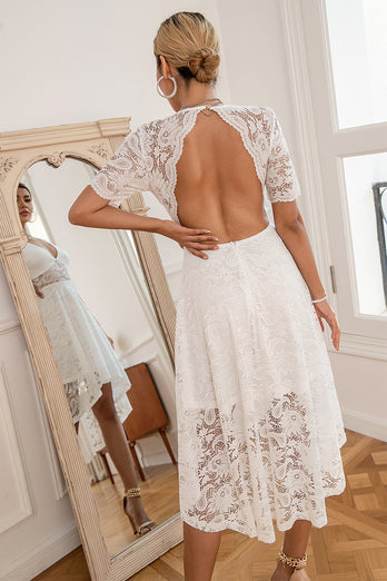 Biała koronkowa sukienka z dekoltem w serek