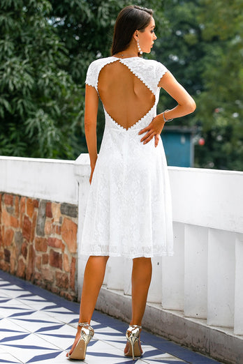 Biała koronkowa sukienka z otwartym tyłem