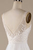 Załaduj obraz do przeglądarki galerii, Tiulowa Koronkowa Suknia Ślubna Z Dekoltem W Szpic W Kolorze Kości Słoniowej